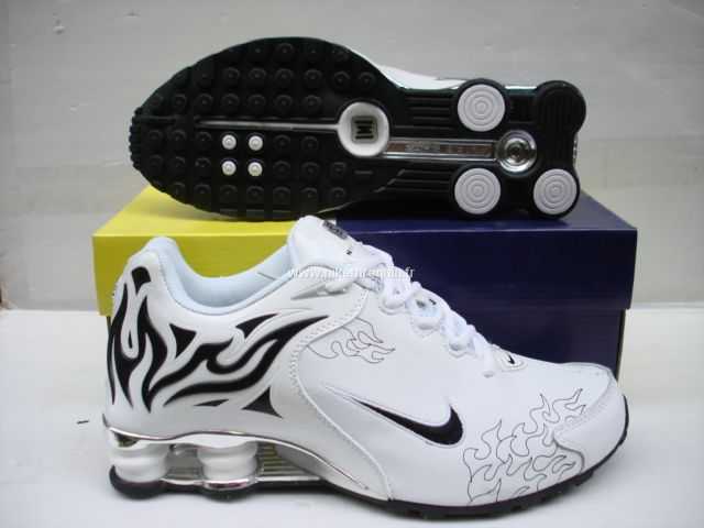 Cher Blanc Et Noir Nike Shox R4